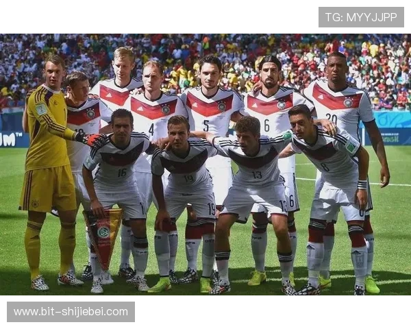 世界杯集锦回放精彩片段，感受足球比赛中的激情与荣耀